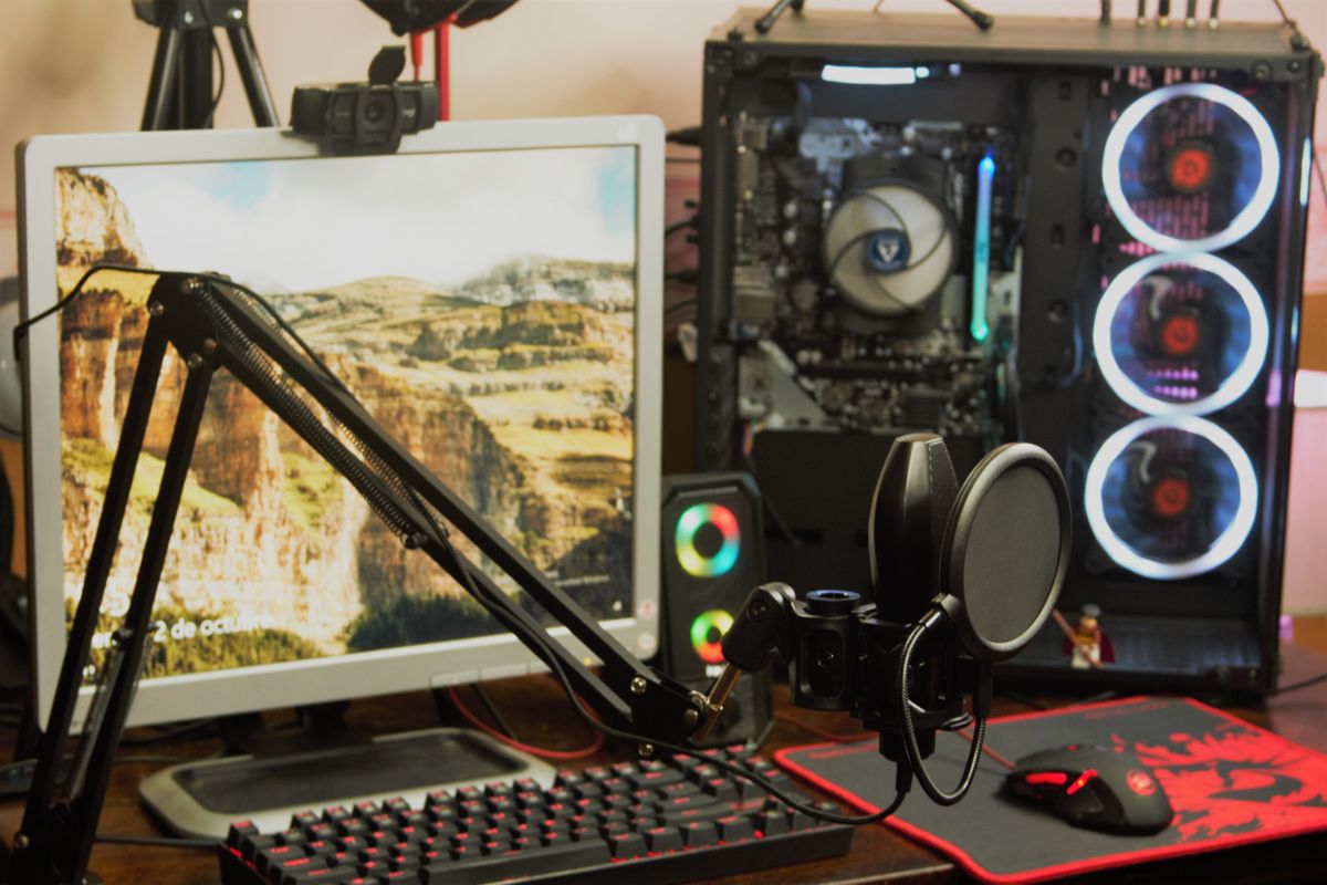 Stolní počítač s monitorem, klávesnicí a mikrofonem