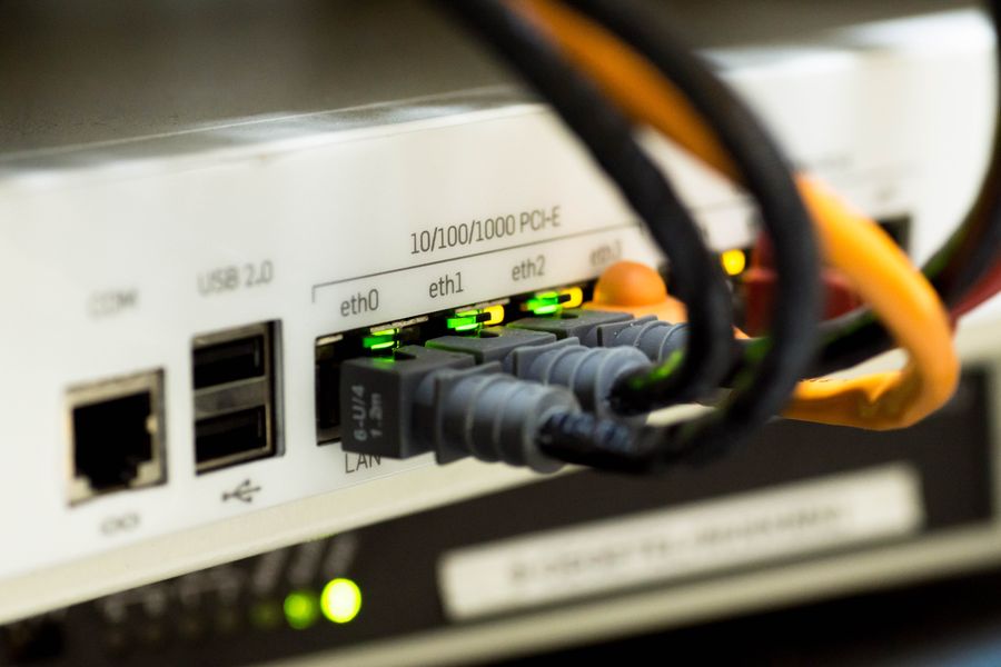 Ethernetové kabely připojené do síťového zařízení