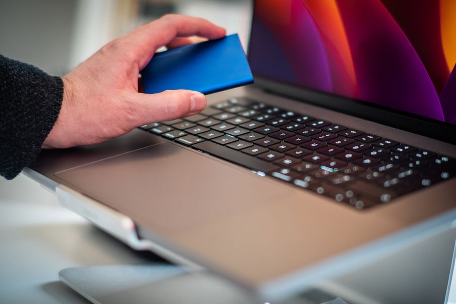 Externí disk v ruce nad notebookem